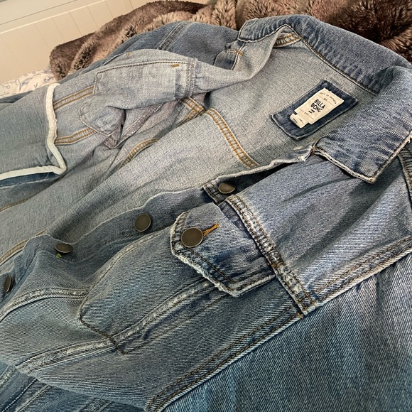 Billabong denim jacket cropped size Large but fits a small - Picture 3 of 4